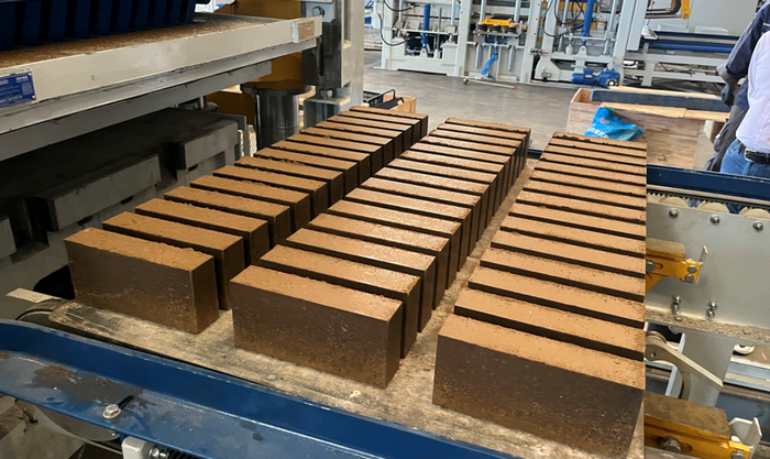 Täisautomaatne telliste valmistamise masin ZN1500 annab Ida-Hiina kliendile võimaluse mudaressursside kasutamisel